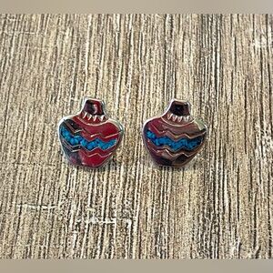 Vintage women’s Southwestern style small pot/vase earrings teal and silver color